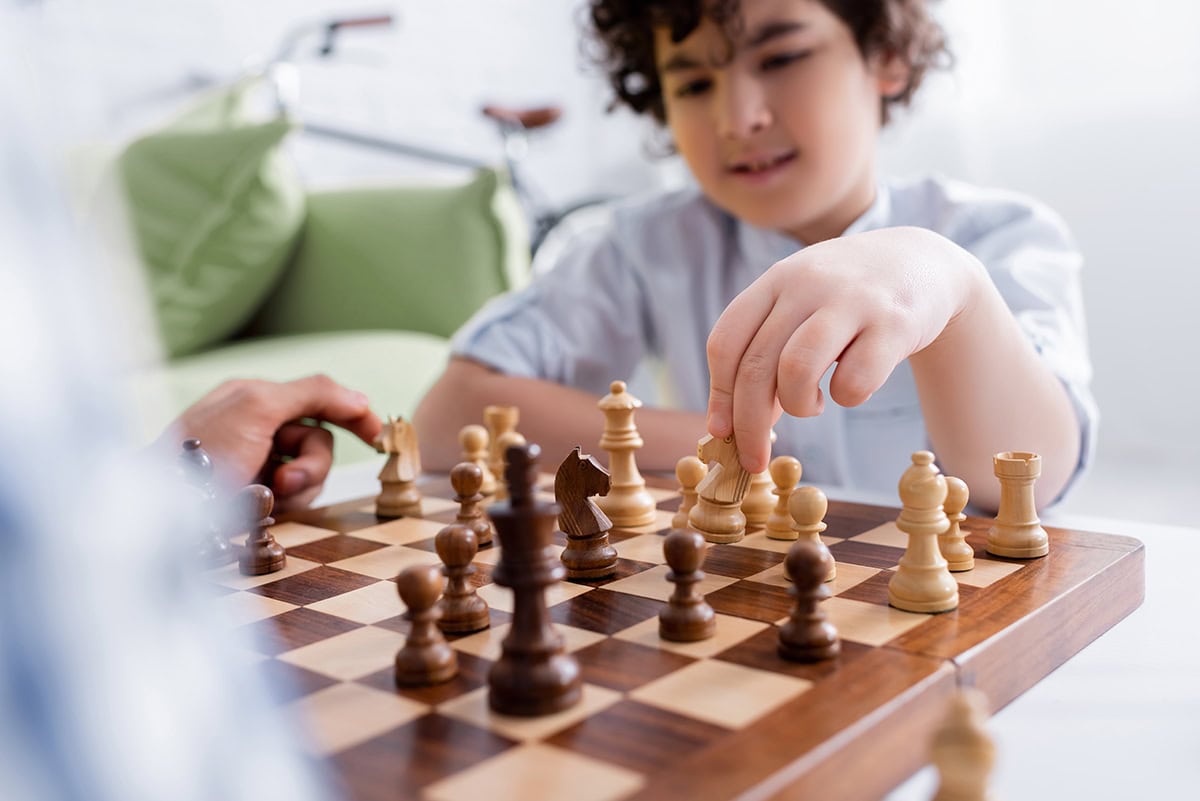 Schachspielender Junge Junge spielt Schach