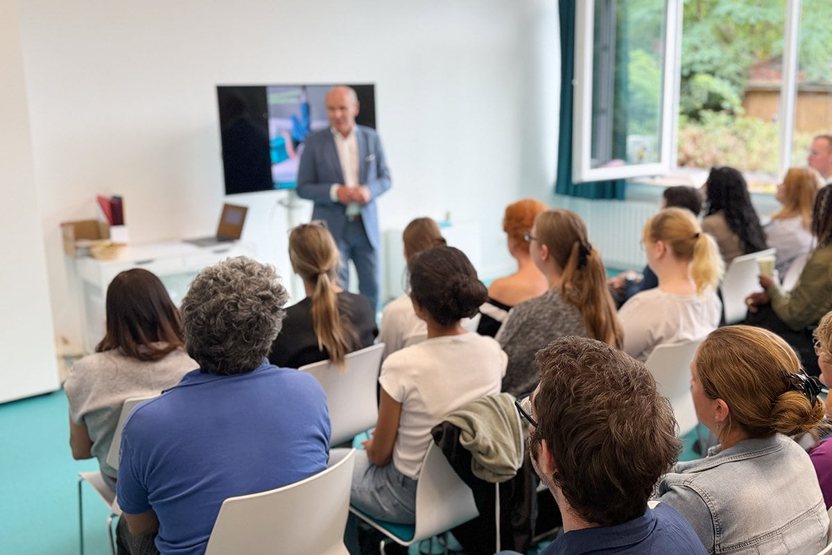Einmal im Jahr sitzen die Kolleg:innen zusammen, die sonst an ihren Schulen arbeiten. Einmal im Jahr sitzen die Kolleg:innen zusammen, die sonst an ihren Schulen arbeiten.