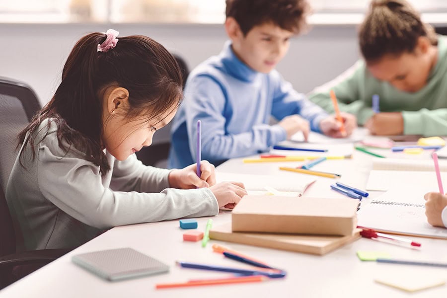 Kinder sitzen im Unterricht