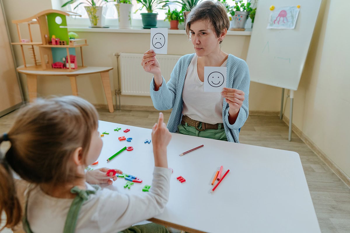 Gefühlskarten geben ein Werkzeug an die Hand, wo die Worte fehlen – Mitfühlen und Benennen sind zweierlei. Gefühlskarten geben ein Werkzeug an die Hand, wo die Worte fehlen – Mitfühlen und Benennen sind zweierlei.