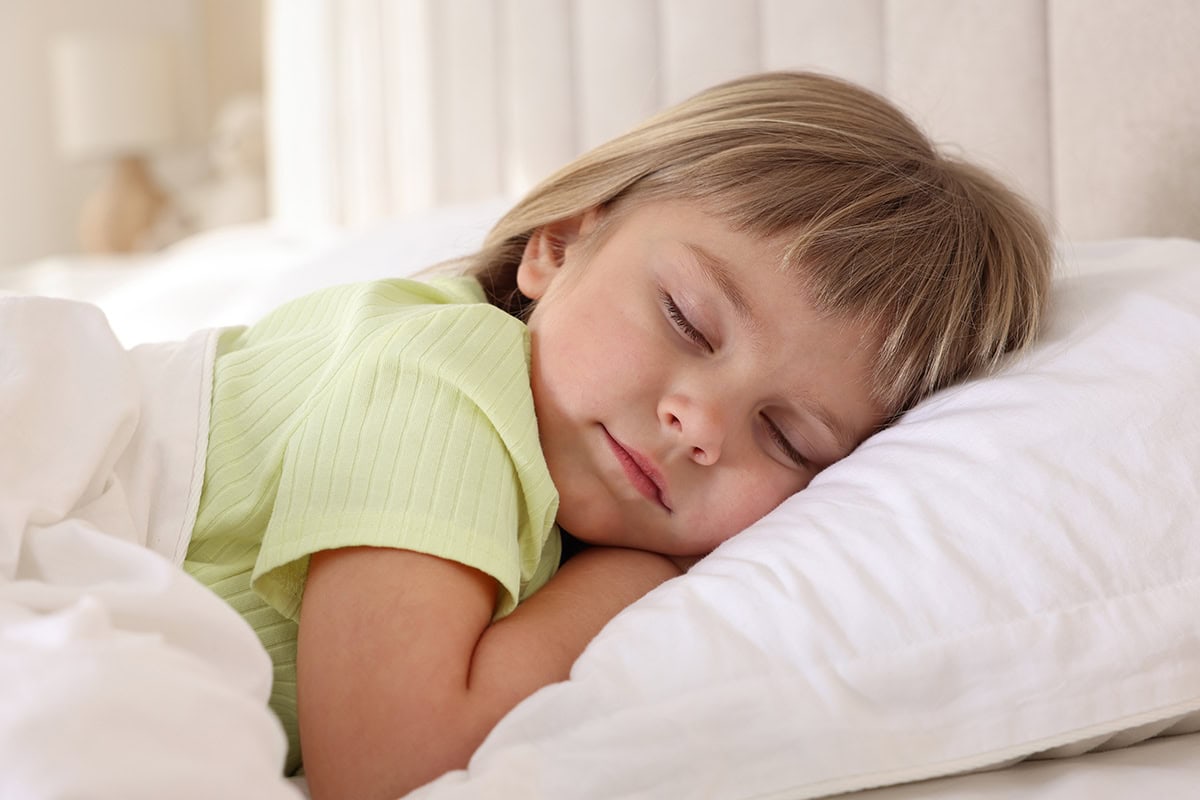Mädchen schläft Mädchen liegt im Bett und schläft
