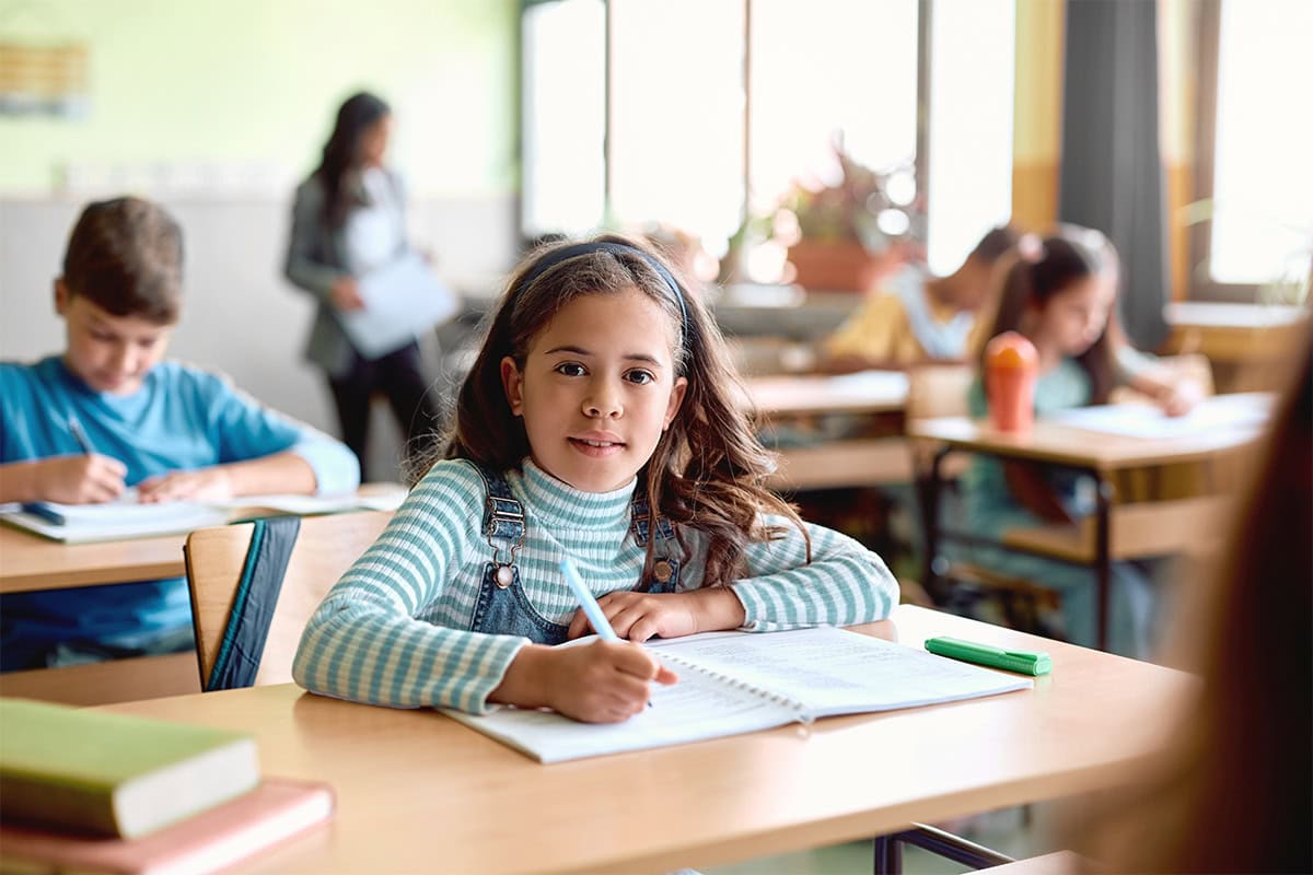 Schulbegleitung heißt, ein Kind genau dort zu unterstützen, wo der Schulalltag schwierig wird. Schulbegleitung heißt, ein Kind genau dort zu unterstützen, wo der Schulalltag schwierig wird.